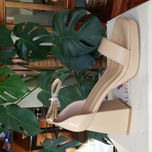 Women's Platform Chunky Block Heels With Ankle Strap In Nude New in Box Size 8/9
